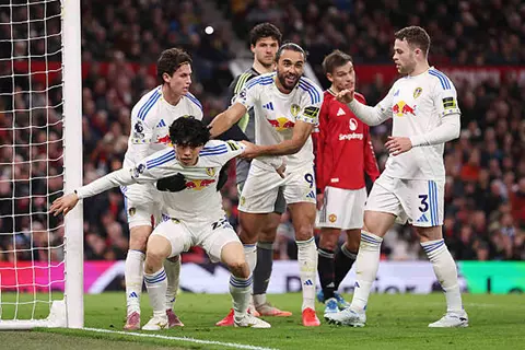 هدف كاسيميرو لا يكفي.. ليدز يُسقط مانشستر يونايتد "المنقوص" في الدوري الإنجليزي